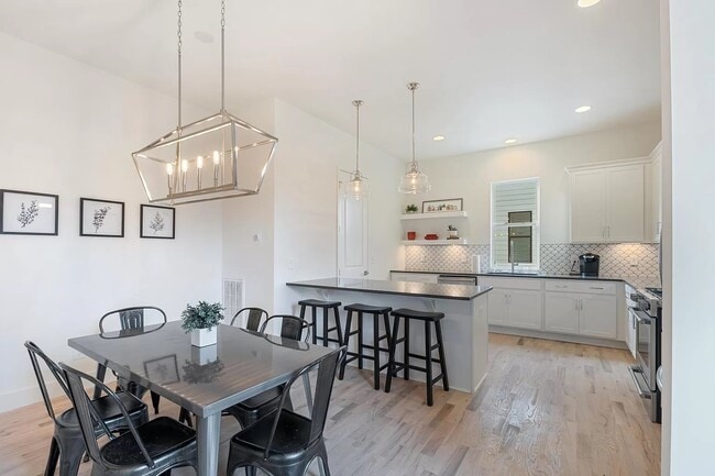 Photo - 643 Vernon Ave