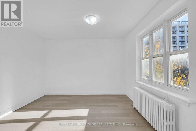 Photo - 894 Eglinton Ave E