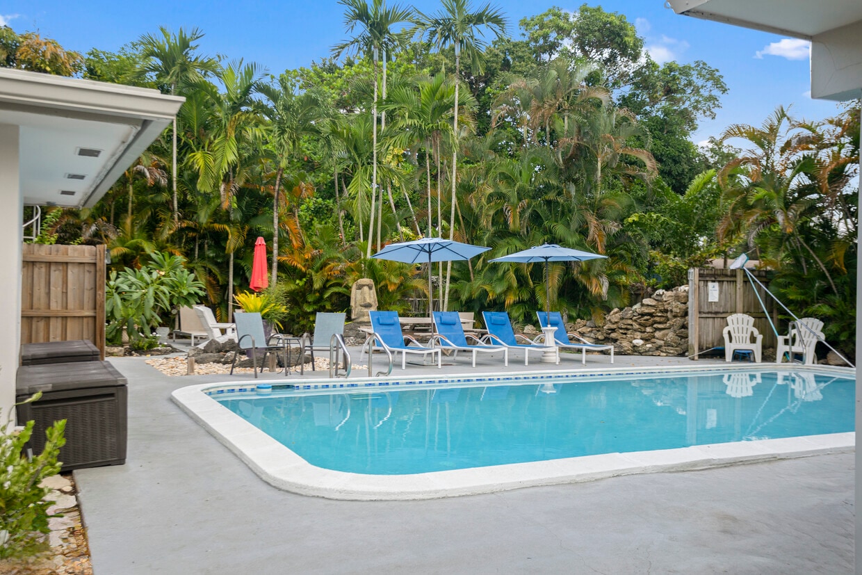 Apartment Complex Pool - 3670 NE 6th Ave (Oakland Park, FL)