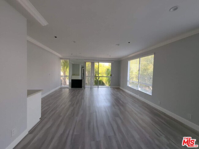 Photo - 1844 Thayer Ave Unit 202