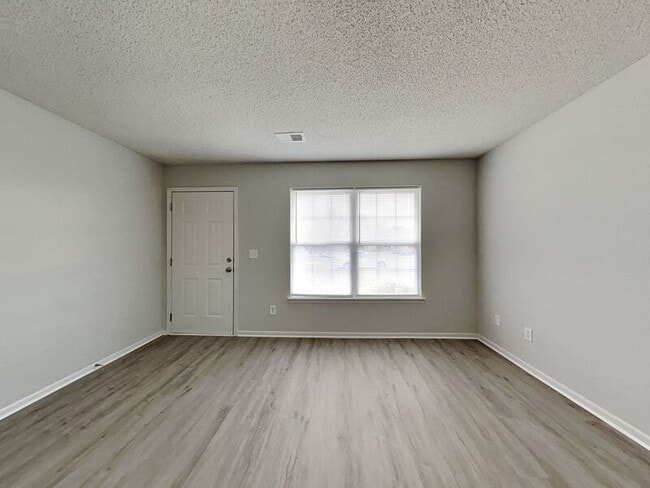 Photo - 401 NW Woodbury Dr