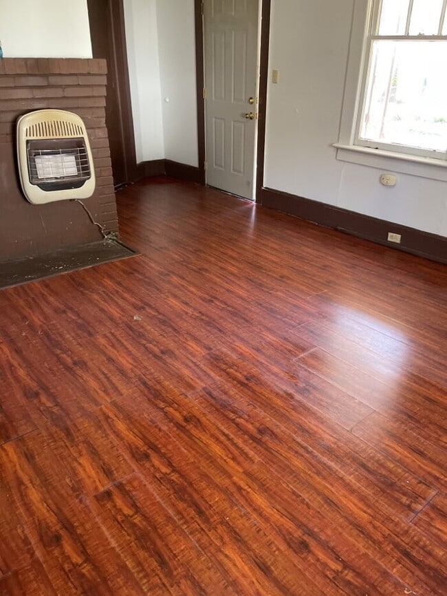 Photo - "Charming 2-Bed Home with Hardwood Floors in Laurens, SC!"