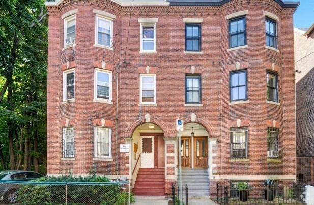 Building Photo - 151 Highland St Rental