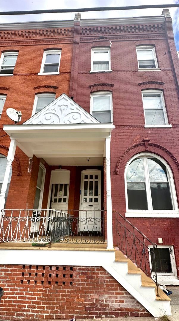 Building Photo - 11 N Ann St Unit Apt 2