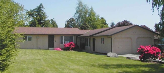 Building Photo - Classically Cute 2 Bed 1 Bath Duplex in Washougal