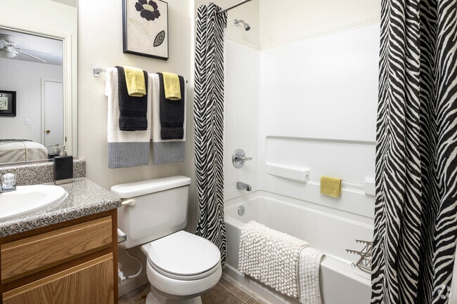 2BR, 2BA - 1,035SF - 2nd Bathroom