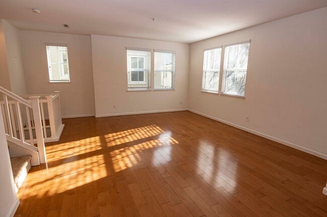 Photo - 947 Kestral Way