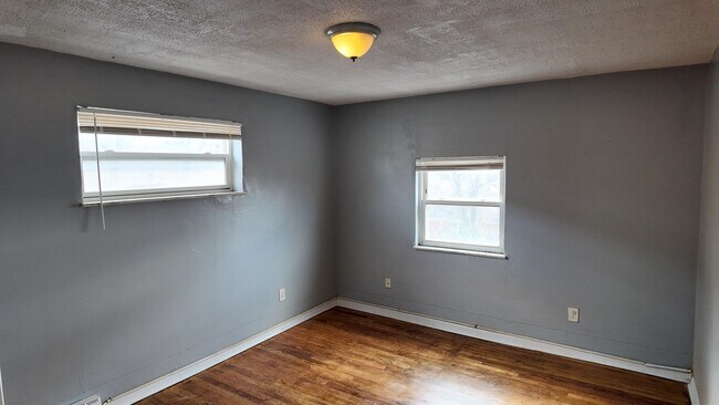 Photo - Charming 2-Bed Gem with Hardwood Floors & Large Living Room – Great Value in Cincinnati Unidad 3