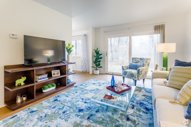 3 BR, 1.5 BA - 1054 SF