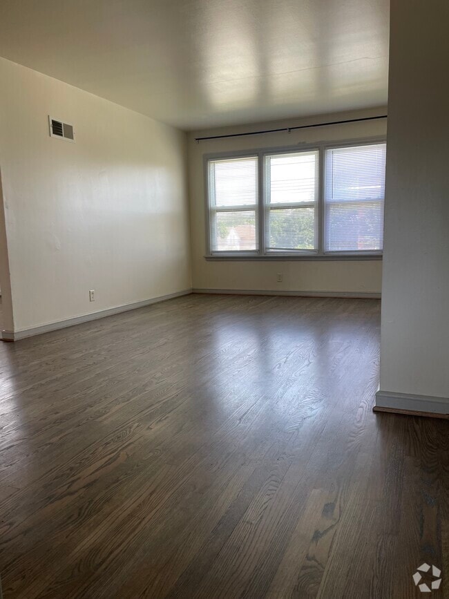 Building Photo - 5615 W Wisconsin Ave Rental