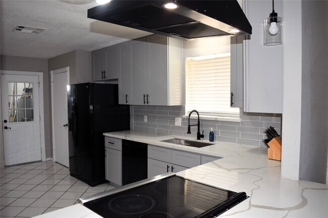 Photo - 9910 Willmont Rd