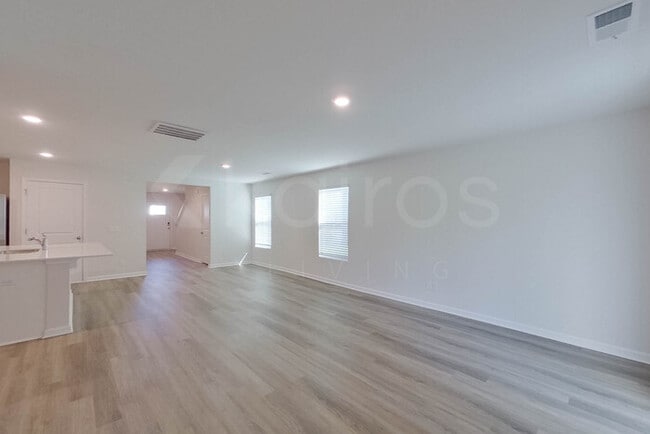 Photo - 112 Overstreet Way