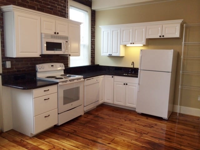 Kitchen - 25 N Pleasant St Apartamentos