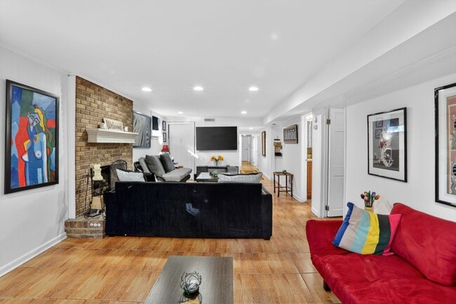 Photo - 843 Artwood Rd NE