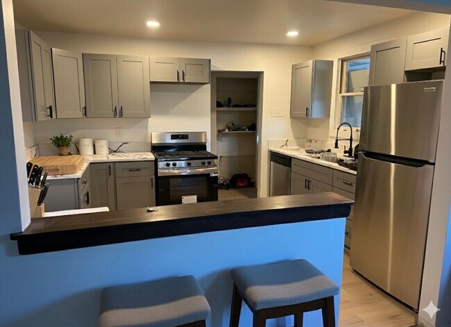 Photo - 6036 Sawyer St