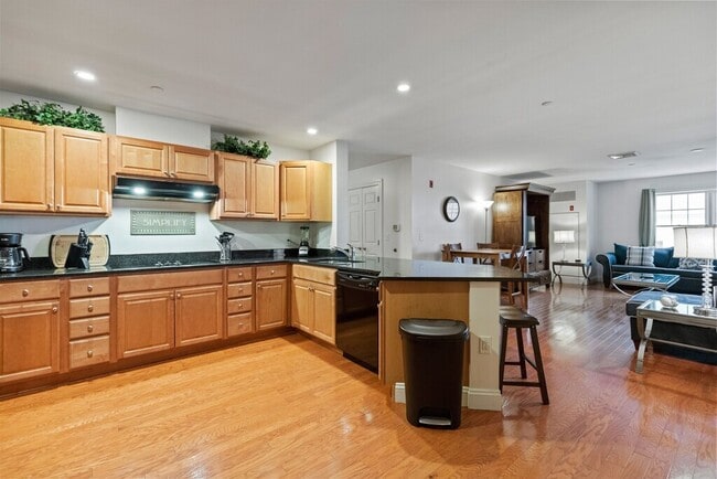 Building Photo - 1 E Grand Ave Unit 512