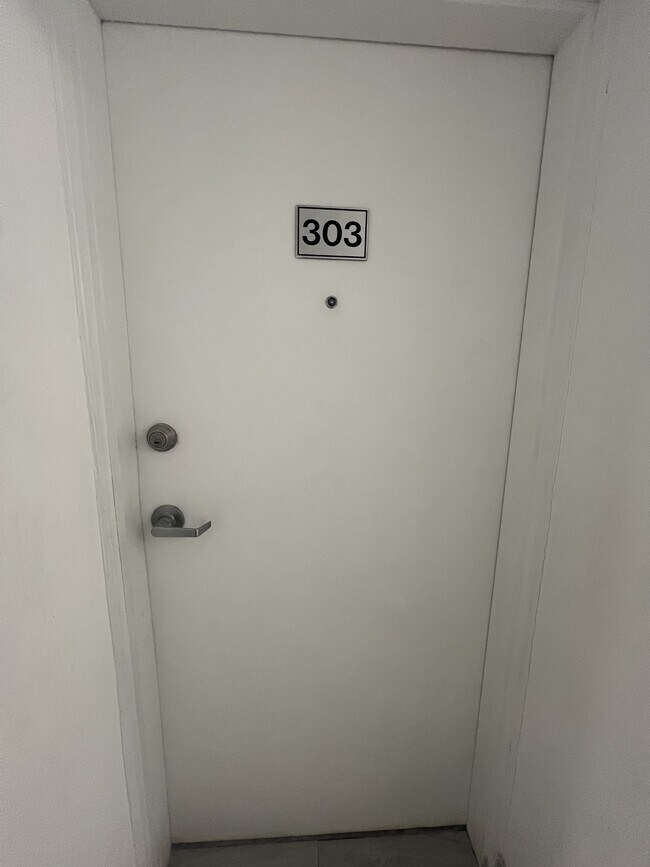 Building Photo - 630 Cummings Ave Unit 303