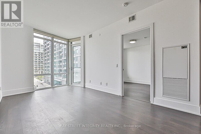 Photo - 15 Merchants' Wharf Unit 405