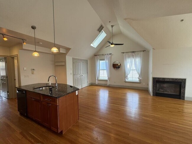 Building Photo - 23 Lake St Unit 3 Rental