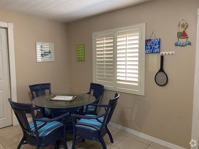 Dining area Seating - 228 Jackson Ave Rental