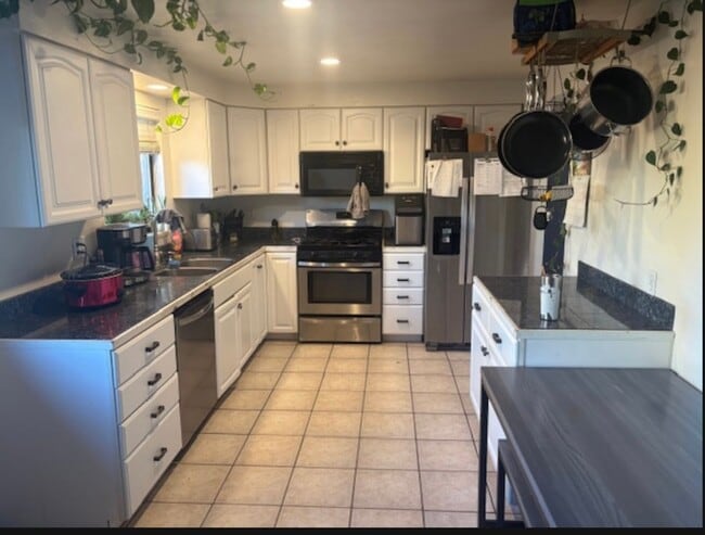 Building Photo - 4 bedroom 2 story home