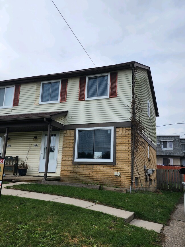 Front of Duplex - 169 Halifax St Casa Adosada