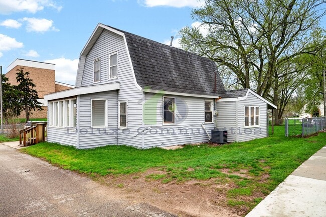 Photo - 3 Bedroom Single Family Home- Wyoming- Completely Remodeled!!!