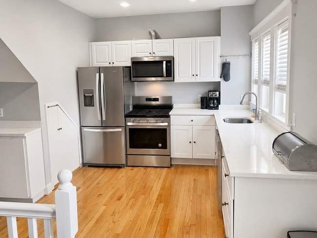 Building Photo - 323 Bainbridge St Unit 1