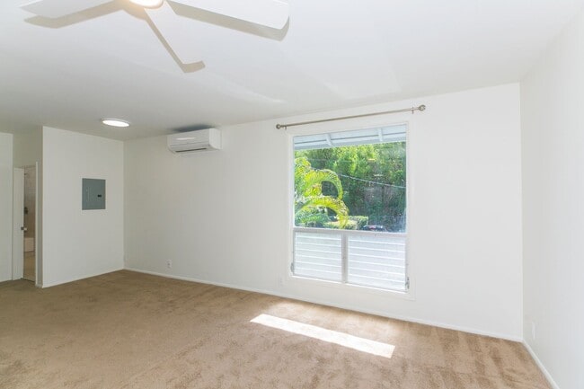 Photo - Kahala Avenue - renovated / upstairs 1 bedroom, 1 bath on Kahala Avenue less than 250 feet from b...