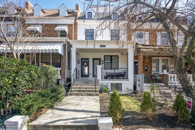 Building Photo - Stunning Contemporary Home Near Union Station with Secured Parking!