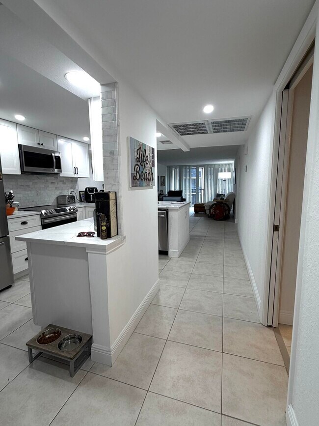 Building Photo - 20 Royal Palm Way Unit 3020