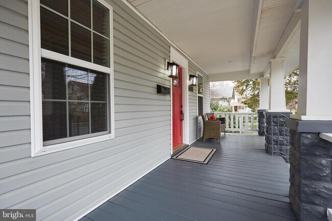 Photo - 3707 Perry St Unidad 2-level furnished home