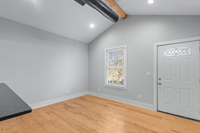 Photo - 944 Brent St