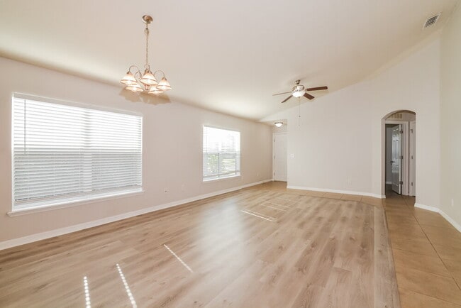 Photo - 907 Muirwood Way