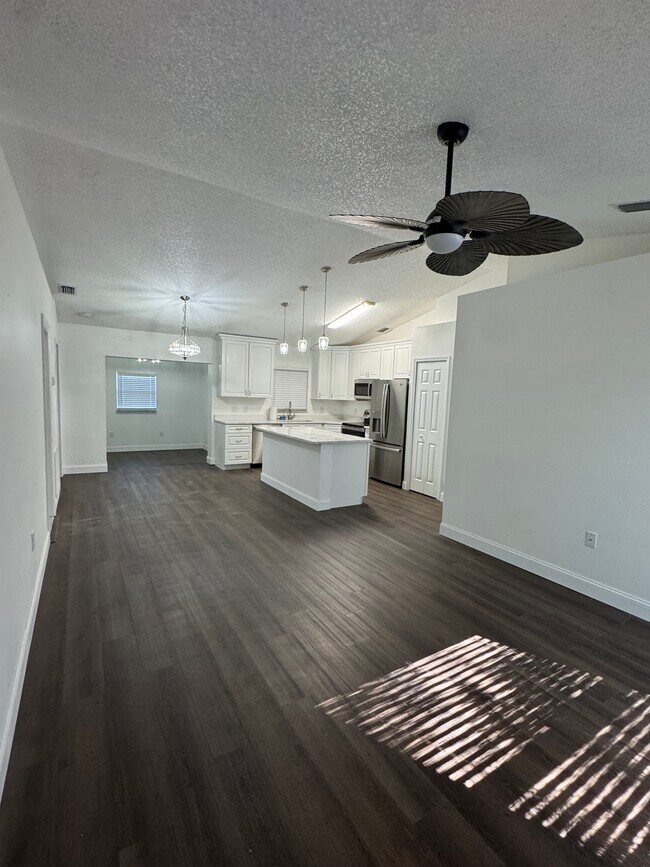 Photo - 611 Seaport Ter SE