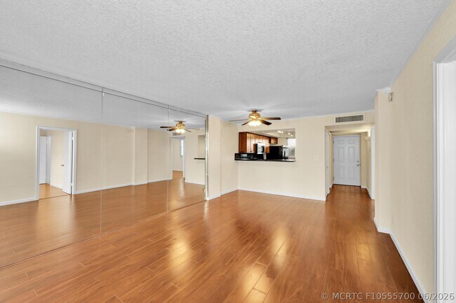 Building Photo - 118 Royal Pk Dr Unit 4G