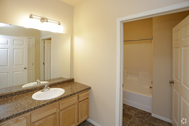 2BR, 1BA - 980 SF - Shadow Ridge Apartments
