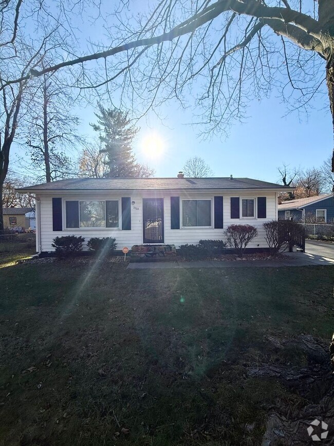 Building Photo - 3 Bedroom Home Near Parchment