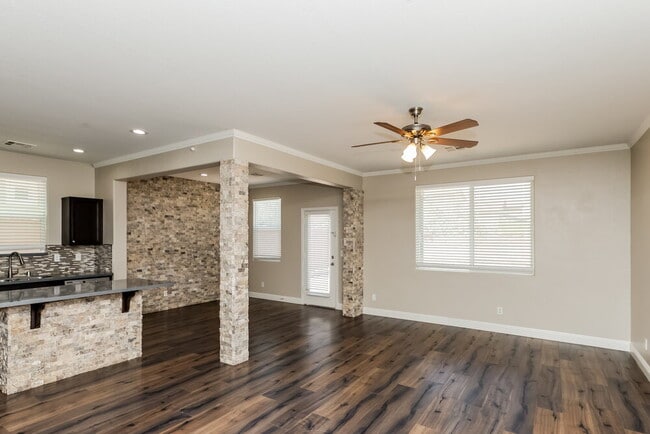 Photo - 7458 Earnshaw Ave