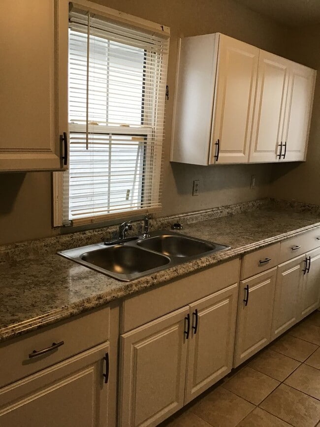 Building Photo - Spacious 2 bedroom duplex