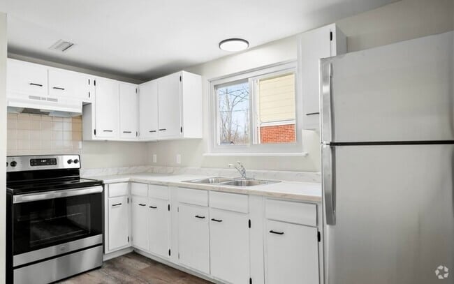 Building Photo - 22 Strasbourg Dr Unit Lower Rental