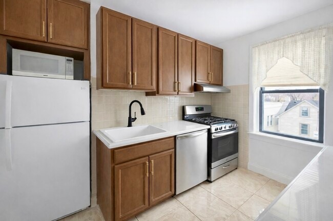 Kitchen Angle 1 - 3718 Park Ave Unit D2