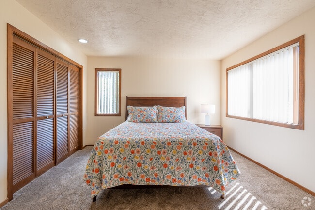 1BR, 1BA - 910SF - Bedroom
