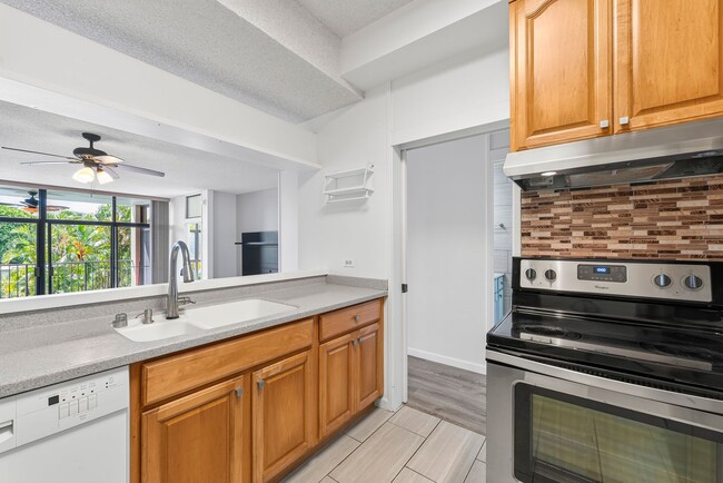Photo - Kailua - End unit - amenities gallore - 3 bed, 2 bath Available NOW ! Unit 209B