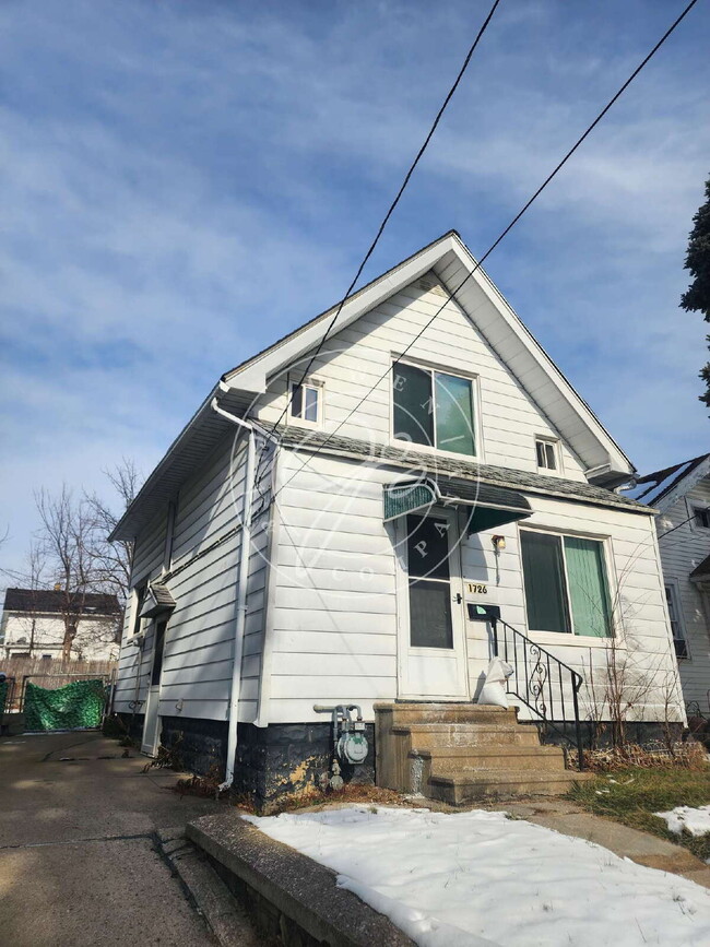 Building Photo - 2 bed 1 bath in West Toledo!