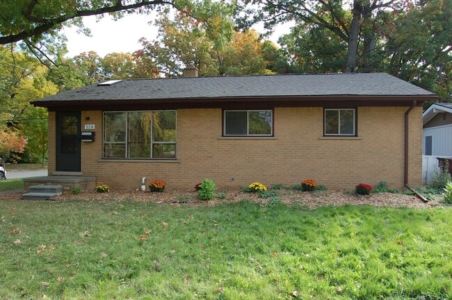Photo - 924 N Maple Rd