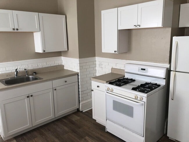 Building Photo - 372 Alexander St Unit B Rental