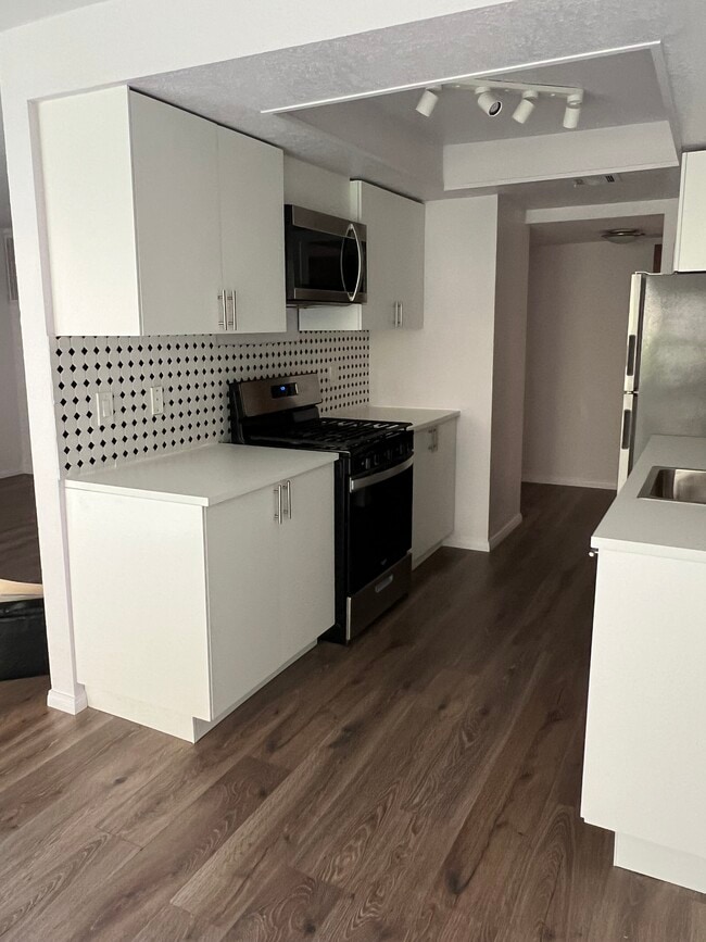 Kitchen - 400 N Sunrise Way Unit # 150