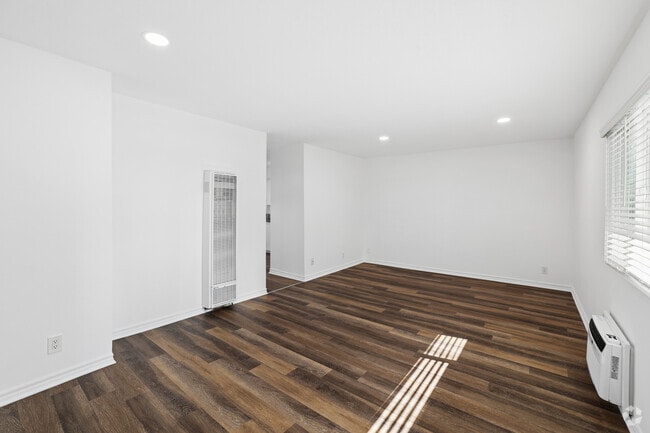 1BR, 1BA - 723SF - Living Room