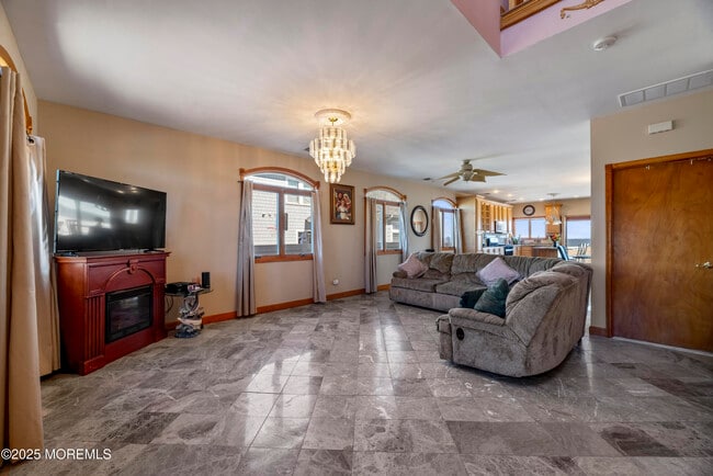 Photo - 329 Front St